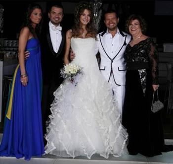 <p><strong>OZAN DOĞULU - ECE YOSMAOĞLU<br /><br /></strong>Ozan Doğulu ve Ece Yosmaoğlu Maslak Refresh The Venue’de gerçekleştirilen törenle dünya <span style="border-bottom: #ff0000 3px double; line-height: 1.7; color: #ff0000; cursor: hand; font-weight: bold;">evine</span> girdi. Ece Hanım işletmecilikle uğraşıyor.</p>