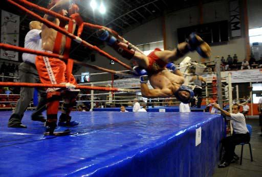 KICK BOKS BUYUKLER VE GENCLER TURKIYE SAMPIYONASI MERSIN'DE YAGILMISTI. CEKISMELI MACLARA SAHNE OLAN SAMPIYONADA, MUSABAKA SIRASINDA BIR SPORCU UST USTE ALDIGI DARBELERLE DENGESINI KAYBEDEREK RINGIN IPLERINI ASIP YERE DUSMUSTU. (VELI GURGAH)