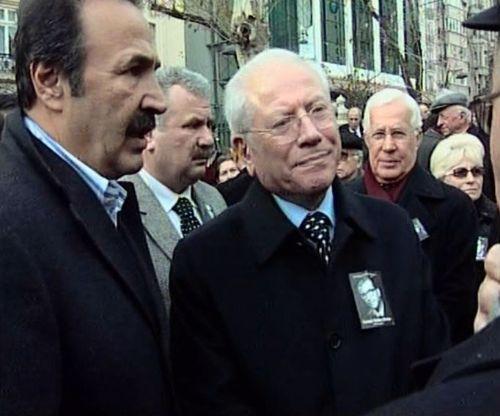CHP'nin ağır topları Mustafa Özyürek, Algan Hacaloğlu ve Mehmet Sevigen, İstanbul Büyükşehir Belediye Başkanı Kadir Topbaş'a ait Saray Muhallebicisi'nde buluştu. Çorba içtik diyen Sevigen,