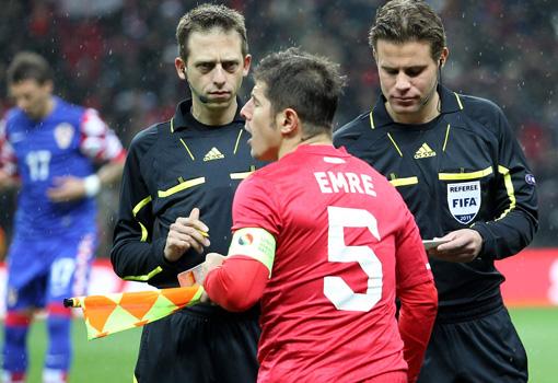11 Kasım 2011: Emre, Hırvatistan ile TT Arenada oynadığımız milli maçta golde hatası olduğunu düşündüğü Gökhan Gönüle bozuk atmış, başarılı sağbek de yanıt verince, saha içinde ikili arasında uzun süreli bir tartışma yaşanmıştı.