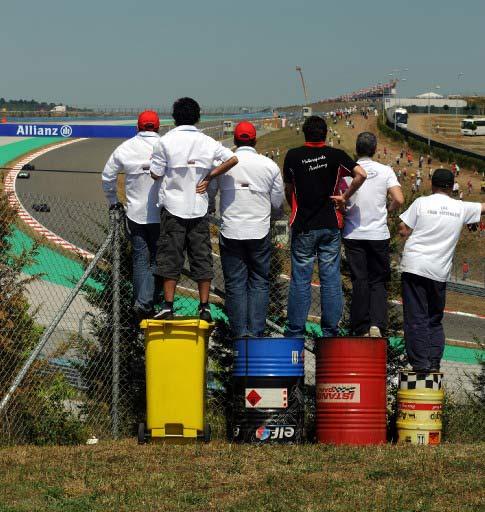 Formula 1 Dünya Şampiyonası'nda sezonun 7. yarışı ING Türkiye Grand Prix'si İstanbul Park Pisti'nde yapıldı. Yarış son sürat giden çılgın pilotları kadar ilginç görüntüleriyle güne damgasını vurdu.