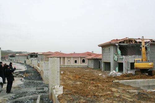 Büyükçekmece Pelican Hill Villaları'nda, imar müdürlüğünce onaylanan projelere aykırı yapılaşmaya gittiğini tespit edilen 12 villa belediye ekiplerince yıkıldı.