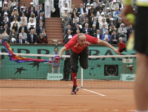 Tenis tarihinin en başarılı oyuncularından Roger Federer, kortta tarih yazarken sahaya dalarak taşkınlık yapan bir seyirci de kendi çapında tarih yazdı.