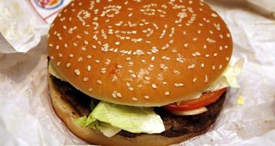 SOLAKLAR İÇİN HAMBURGER
1998'de fast food zinciri Burger King, USA Today gazetesine verdiği tam sayfa ilanla, 'Whopper' hamburgeri yerine 32 milyon solak Amerikalı için 'Solaklar için Whopper' çıkaracağını açıkladı. Yeni hamburger için yüzbinlerce başvuru alındı!