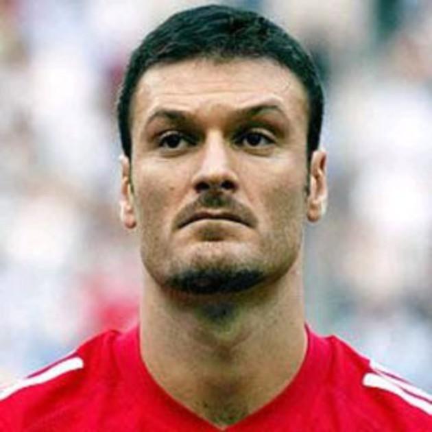 Alpay Özalan       90 maç