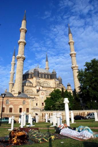 Türkiye'nin dört bir yanından 648. Tarihi Kırkpınar Yağlı Güreşleri'ni izlemek için Edirne'ye gelen güreşseverlerden bazıları, konaklama sıkıntısının yaşandığı kentte geceyi park ve bahçelerde geçirdi.