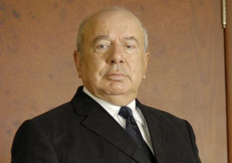 YALÇIN SABANCI!!!

Türkiyenin en zengin işadamları sıralamasında yer alan diğer bir Sabancı, Ya-Sa Holdingin sahibi Yalçın Sabancının oldukça geniş bir gayrimenkul portföyü var. Kişisel servetinin yüzde 80ini gayrimenkul yatırımlarının oluşturduğunu söyleyen Sabancının, İstanbulda 60 dairesi ve deniz manzaralı 10 villası bulunuyor. Ayrıca Boğazda beş yalısı var. Yalçın Sabancının Kırklareli Celaliyede işadamı Asım Kocabıyıktan 20 yıl önce satın aldığı deniz kenarındaki evi, Adanada blok apartmanları, portakal bahçeleri ve arazileri, Toroslarda bir dağ evi bulunuyor.