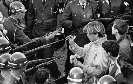 <b>Aşkın Yazında açan çiçekler </b>
<br><br>Beatlesın 8nci albümü olan Sgt. Pepper's Lonely Hearts Club Bandın raflarda yerini aldığı 1 Haziran 1967 günü başlayan yaza Summer of Love (Aşk Yazı) deniyor. Hippiliğin, arka sokaklardan meydanlara çıktığı dönemdir bu. Haight Ashburye 100 bin Hippi toplandı o yaz. Diğer on binlercesi de New Yorktan Chicagoya, Romadan Londraya her yerde
<br>
Adını her andığımda tarifsiz bir hüznün saygıyla gelip kalbime yerleştiği şair Allen Ginsberg, 1965te yazdığı bir yazıda, savaşlara karşı eylemlerin bir çiçek fırtınasına dönmesi gerektiğini ve herkesin çiçek taşıyarak, karşılarına çıkacak polise, askere, politikacıya çiçek uzatmasını savundu. Buna flower power (çiçek gücü) dedi.
<br>
California Üniversitesinin Berkeley Kampüsünde başlayan bu gelenek Hippi hareketin sembolü haline geldi. Bundan dolayı, flower child (çiçek çocuk) adıyla da anılmaya başladılar. Saçlarına birer toka gibi çiçek taktılar. Savaş karşıtı gösterilerinde çiçekle süsledikleri binlerce balonu gökyüzüne bıraktılar. Abbie Hoffmanın organizasyonuyla, karşı çıktıkları Vietnam savaşında ölen gariban Amerikan askerlerini anmak için Çiçek Tümenleri kurarak, şehirlerde resmi geçit törenleri yaptılar.
Silahlı Güçler Bayramını, Çiçek Gücü Bayramı olarak kutlamaya başladılar. Bayramdaki askeri geçit törenlerine karşı Central Parkta alternatif barış yürüyüşü yaptılar. 21 Ekim 1967 günü Washington DCde toplanan 100 bin Hippiden 30 bin kadarı gruptan ayrılarak Pentagona yürüdü. <br><br>Binlerce askerin kurduğu barikatla karşılaşan grup, askerlerin tüfeklerinin namlularına çiçek koyarak, hippiliğin sembolü olan fotoğrafların doğmasına neden oldu. Dağılmaları çağrısına sivil itaatsizlik gösteren grup zor kullanılarak dağıtıldı. 647 kişi tutuklandı. Özel ajanlar gösteri alanında 10 bin çiçek topladı.