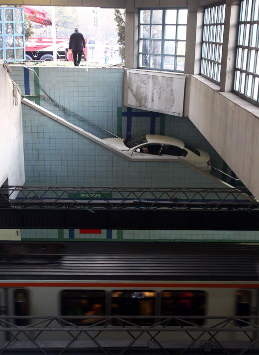 Başkentte Anıttepe istikametinde giden otomobil, hızını alamayınca Tandoğan metro istasyonuna uçtu. Ortaya ilginç görüntüler çıktı..