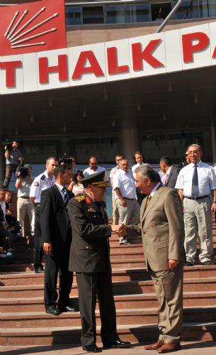 Genelkurmay Başkanı Orgeneral Yaşar Büyükanıt, yaptığı veda ziyaretleri içinde en uzun süreyi son dönem gergin ilişkiler içinde olduğu CHP'nin lideri Deniz Baykal'a ayırdı.