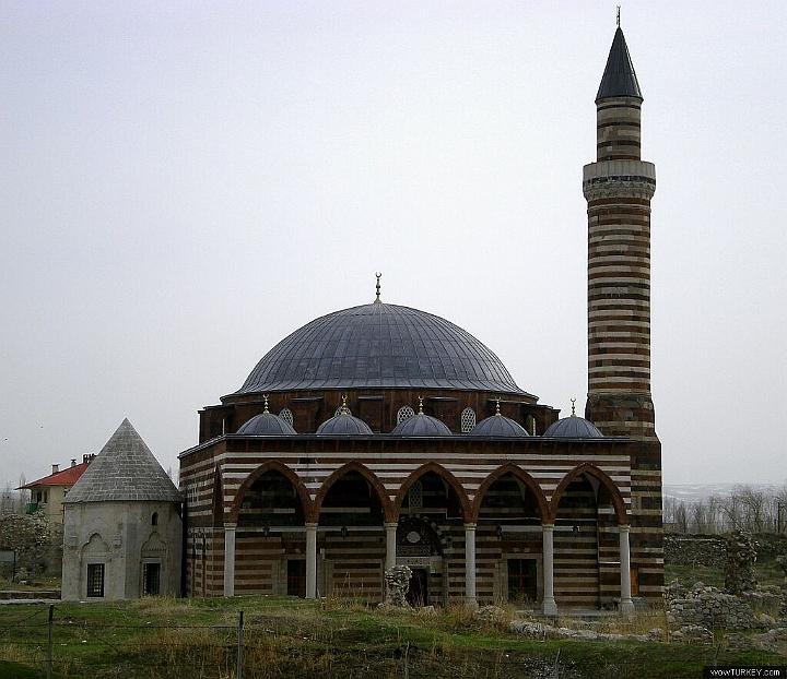 VANDAKİ MUCİZE CAMİ

Van'da meydana gelen 7.2 büyüklüğündeki depremde daha beş yıllık binalar yıkılırken, 400 yıllık camide herhangi bir hasar meydana gelmedi.

Eski Van şehrinin Orta kapı mahallesinde yeralan 444 yıllık Hüsrev Paşa Camii'nde herhangi bir hasar meydana gelmedi. 1567 yılında Van Beylerbeyi Koca Hüsrev Paşa tarafından yaptırılan camide deprem nedeniyle herhangi bir yıkım yaşanmadı. Vanda yaşanan bu olay Ayasofya, Sultanahmet gibi yüzlerce yıldır sayısız şiddetli depreme karşın hiçbir hasar almadan ayakta duran camileri de akla getirdi.