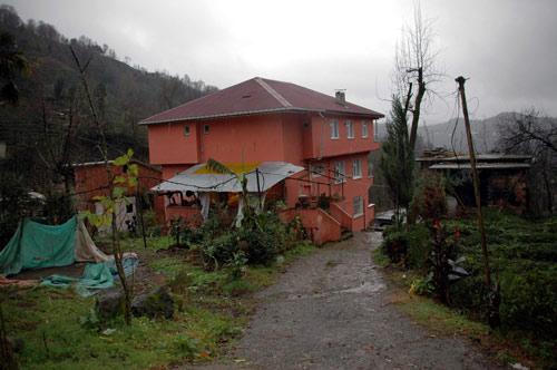Rize'de yaşanan sel ve heyelanlarda arazisi zarar gören İskender Kopuz, kendisine yapılan 32 bin TL'lik yardımın 26 bin TL'sini fazla olduğu gerekçesiyle iade etti.