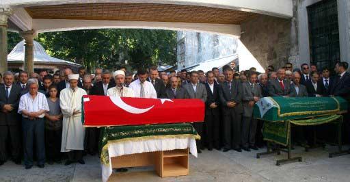 Şair yazar ve düşünce adamı Erdem Beyazıt son yolculuğuna uğurlanıyor.