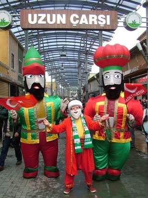 Saadet Partisi (SP) Bursa İl Başkanlığı, Genel Başkan Numan Kurtulmuş'un yarın Fomara Meydanı'nda yapacağı mitingi, dev şişme Hacivat ve Karagöz balonları ile tanıttı.