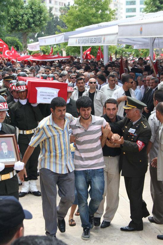 <p> Mustafa Güney ve Gökhan Yıldırım'ın cenazesi gözyaşları arasında toprağa verildi.