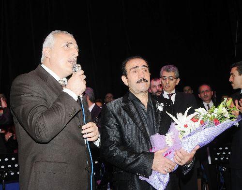 Güneydoğu'da bir aydır yaşanan sokak eylemleri ve gerginlikten bunalan Diyarbakırlılar, sanatçı Mustafa Keser'in konseriyle stres attı.
