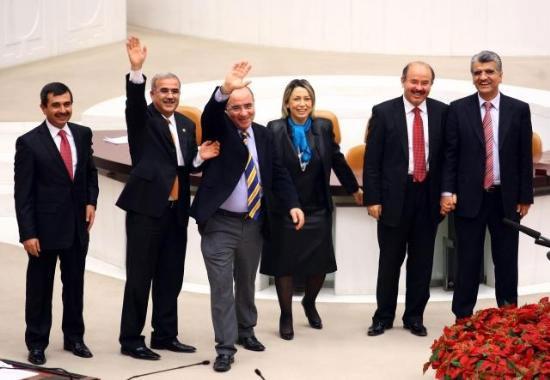 Birlikte yasa teklif veren AKP Malatya Milletvekili Öznur Çalık ile CHP'li Aslanoğlu, birbirlerini ellerini çak yaparak tekliflerinin yasalaşmasını kutladılar.