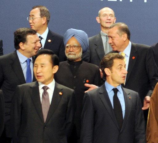 G20 ULKELERININ DEVLET VE HUKUMET BASKANLARIYLA ULUSLARARASI PARA FONU VE DUNYA BANKASI GIBI ULUSLARARASI KURULUSLARIN BASKANLARININ LONDRA ZIRVESI'NE KATILAN BASBAKAN RECEP TAYYIP ERDOGAN, AILE FOTOGRAFI CEKILIRKEN DIGER ULKE LIDERLERIYLE SOHBET ETTI.