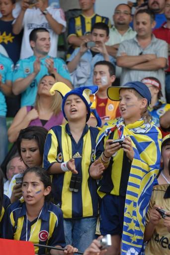 Sezon hazırlıklarını Almanya'da sürdüren Fenerbahçe, ilk hazırlık maçında Almanya Bölgesel Lig takımlarından SSV 1846 ULK'yı gol yağmuruna tuttu.