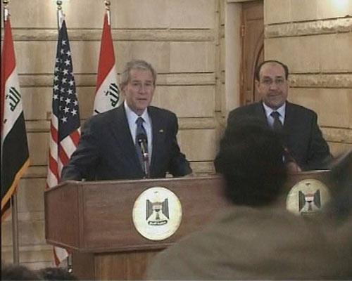 El Bağdadi televizyonu muhabiri Muntasar El Zeydi, Irak'a sürpriz bir ziyarette bulunan ABD Başkanı Bush'a basın toplantısı sırasında ayakkabılarını fırlattı.