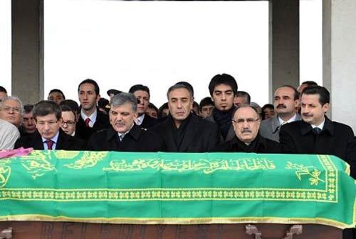 Geçirdiği trafik kazası sonucu hastanede tedavi gören Türk İşbirliği ve Kalkınma İdaresi (TİKA) Başkanı Musa Kulaklıkaya'nın kızının cenazesi toprağa verildi. 16 yaşındaki Sena Kulaklıkaya'nın cenaze töreni, devletin zirvesini buluşturdu.