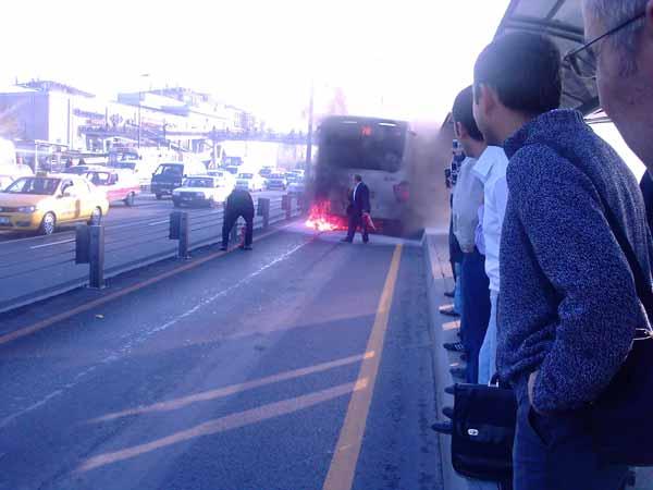 Metrobüs yangını korkuttu Fotoğraf: Mahir Balık