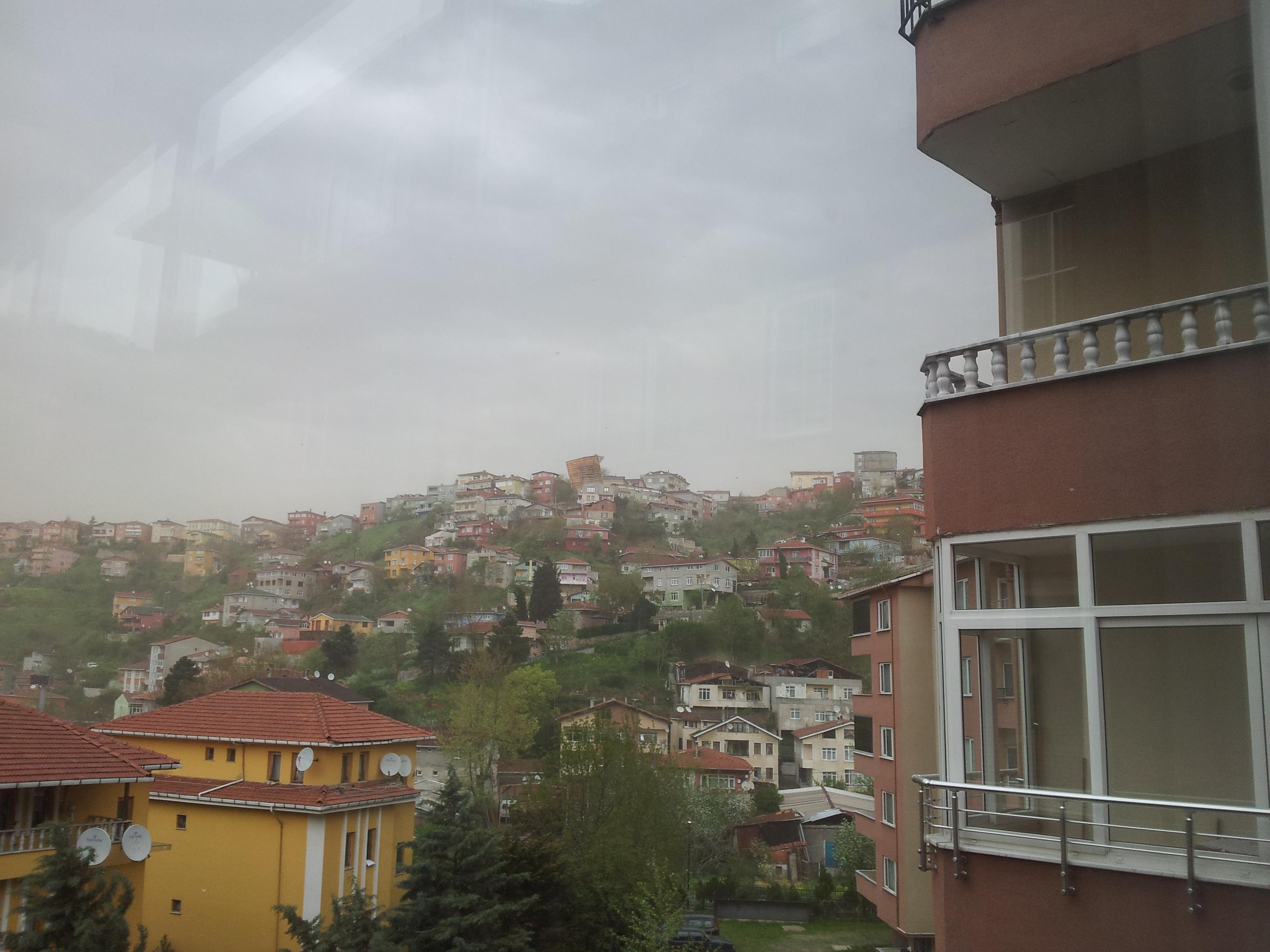 İstanbul'da uçmak üzere olan çatı bir Haber 7 okuyucusu tarafından böyle görüntülendi.