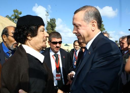 Başbakan Erdoğan ile Libya Lideri Albay Muammer Kaddafi arasındaki görüşme sona erdi. Albay Kaddafi'nin çadırında yapılan görüşme, yaklaşık iki buçuk saat sürdü. Erdoğan'ın ABD'nin bombaladığı binanın defterine düştüğü not dikkat çekti.