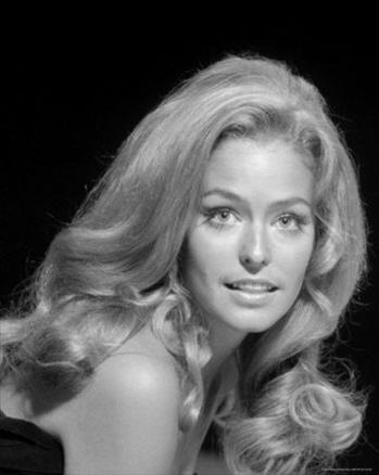 Türkiye'de ''Charlie'nin Melekleri'' dizisiyle tanınan Amerikalı oyuncu Farah Fawcett 3 yıldır mücadele ettiği kansere yenildi..