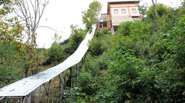 aylı Asansör: Rizeli mucit Ahmet Kesti, yüzde 80 eğimli tepede bulunan evine ulaşmak için raylı asansör geliştirdi. Asansörün uzunluğu 42 metre.