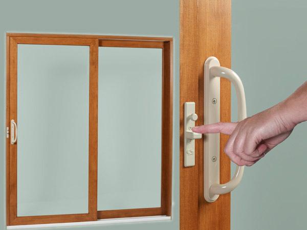 <p><strong>Emniyetli sürgülü teras kapısı</strong></p>
Sürgülü teras kapısı kulananlar, bu tür kapıların zayıf noktasını bilirler. Kilit mandalları levyeyle açılabildiği için güvenlik için kapının rayına bir süpürge sapı ya da takoz yerleştirmek gerekir. SecuraSeal sürgülü teras kapısı, zeminden tavana olan 1.90mlik kenarı sağlam bir kilit mekanizmasına dönüştürmekte. Kapının kenarındaki oluk, kapı pervazındaki genişleyebilir bir kenarla çevrili. Pervazın üzerindeki bir düğme kilidi tutarak, kilidin dışarıdan açılmasını engelliyor.