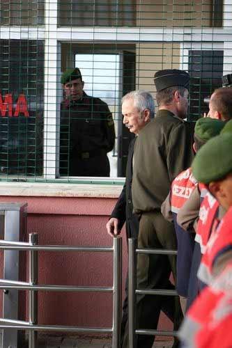 "Ergenekon" davasının görüldüğü Silivri Ceza Ve İnfaz Kurumları Yerleşkesi'ne ulusalcılar tam anlamıyla çıkarma yaptı.