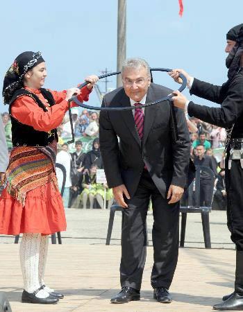 CHP lideri Baykal, 32. Uluslararası Karadeniz Giresun Aksu Festivali'nin açılış törenine katıldı. Törende mitolojik inanışa göre dilek tutan Baykal, dileğinin gerçekleşmesi için 3 kez sacayağından geçti.