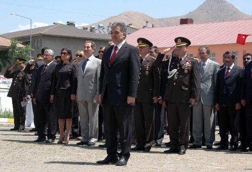 Cumhurbaşkanı Abdullah Gül, Bitlis'in düşman işgalinden kurtuluşunun 93. yıl dönümü dolayısıyla düzenlenen törenlere katılmak üzere geldiği şehirde sevgi selinin ortasında kaldı