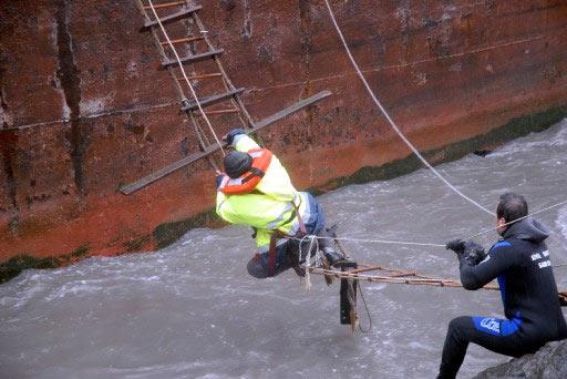 Gemi kaptanı Ekrem Akalın ile 4'ü Türk, 4'ü Gürcü, biri de Azeri 10 mürettebat gemiden tahliye edildi. Tahliye edilen mürettebat sağlık kontrolünden geçirilirken, mürettebatın sağlık durumunun iyi olduğu bildirildi.