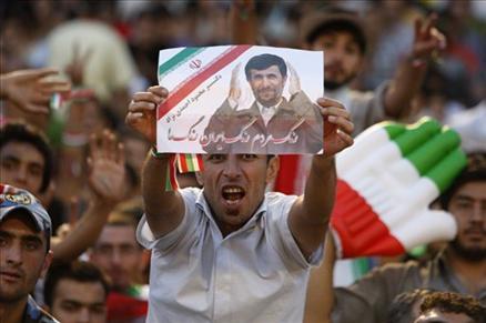 İran'da dün yapılan cumhurbaşkanı seçiminin gayriresmi sonuçlarına göre Mahmud Ahmedinejad, seçimlerin galibi oldu. Ahmedinejad, rakiplerine fark attı