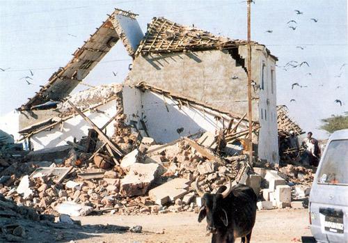 Depremde 20 bin insan hayatını kaybetti ve 400 bin kişi evsiz kaldı.