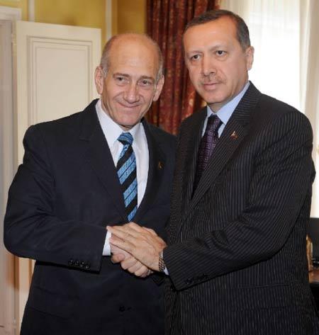 BASBAKAN RECEP TAYYIP ERDOGAN AKDENIZ ICIN BIRLIK ZIRVESINE KATILMAK UZERE GELDIGI FRANSA'DA, ISRAIL BASBAKANI EHUD OLMERT ILE GORUSTU.
