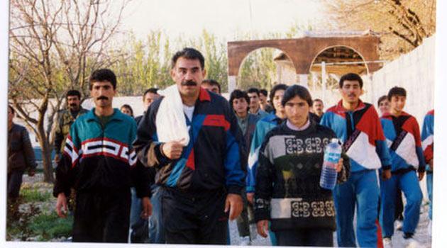 Terörist başı Abdullah Öcalan'ın bilinmeyen fotoğrafları... Öcalan'ın plajda ve kaldığı villanın havuzunda yüzerken, futbol oynarken, kadın teröristlerle doğum günü kutlarken görüntüleri çıktı.