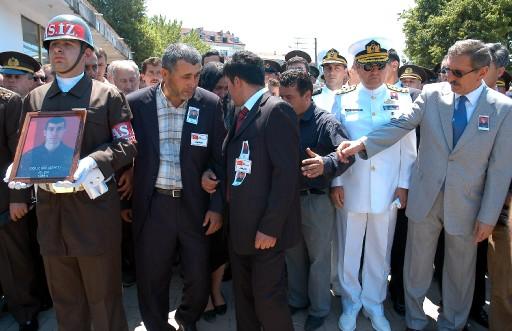 Hakkari'nin Çukurca ilçesi kırsalında geçen hafta PKK'lı teröristlerin döşediği mayının patlaması sonucu yaralanan, şehit er Oğuz Kır'ın cenazesi Kocaeli'nin Kefken köyünde toprağa verildi.