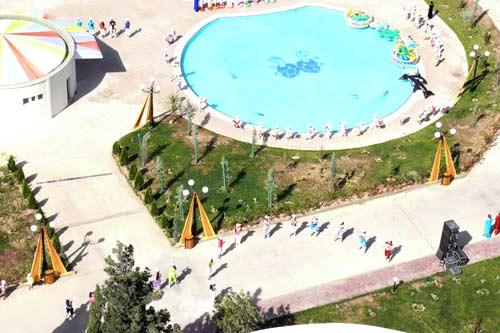 Berdimuhammedov, gece-gündüz ısı farkı en büyük şehirlerinden birinde dünyanın en tuzlu gölünün kıyısına dillere destan bir tesis, muhteşem bir açılış yaptı ama gazetecilerin şovu görüntülemesi için elden gelen arkaya konmadı! Bunlar kurtarılabilenler...