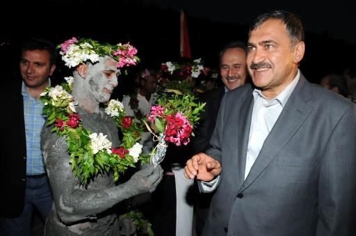Ekincikte Bakan Eroğlu ve beraberindekileri, yöredeki ünlü çamur banyolarını temsilen vücutları çamurla kaplı gençler çiçeklerle karşıladı.
