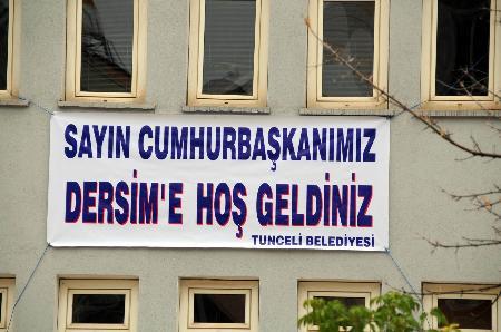 Cumhurbaşkanı Abdullah Gül, Tunceli'de coşkuyla karşılandı. Vatandaşlarla sohbet eden ve tek tek hal hatır sorarak kucaklaşan Gül, 'Sen hoşgeldin Sayın Cumhurbaşkanım, başımızın üstünde yerin var'' yazılı dövizlerle karşılandı.