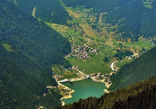Trabzon'a 99, Çaykara ilçesine 19 kilometre uzaklıkta, deniz seviyesinden 1090 metre yükseklikte bulunan Uzungöl, yeşili, yöreye uygun tarzda yapılmış eski ahşap evleri, trekking, kuş gözlemciliği, botanik amaçlı turların yanı sıra Şekersu, Demirkapı, Yaylaönü gibi yaylalara geziler düzenleme fırsatı da sağlıyor.