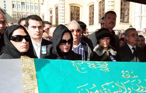 Sanatçı Hülya Avşar'ın dün vefat eden annesi Emral Avşar, Zincirlikuyu Mezarlığı'na defnedildi. Avşar, Teşvikiye Camii'nde düzenlenen cenaze töreninde gözyaşlarını tutamadı.