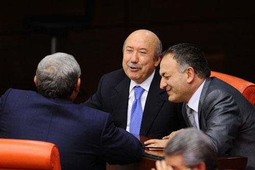 AK Partili vekiller Kemal Unakıtan ve Lokman Ayva koyu bir sohbet i&ccedil;inde...