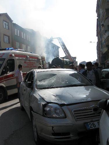 Eskişehir'de 3 katlı bir apartmanda meydana gelen patlama sonucu yangın çıktı. İtfaiye erleri yangını söndürmeye çalışırken yaralıları da hastanelere taşındı..