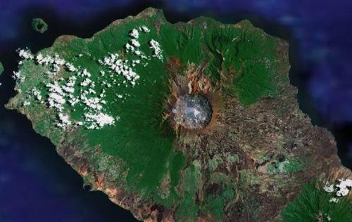 <br><br><b>5 TAMBORA (Endonezya)</b>
<br><br><b>Son faaliyet:</b> 1967 yılı.
<br><br><b>Tam patlamasının doğurabileceği sonuçlar:</b> 1815 yılında patlamasıyla modern tarihte derin iz bırakmış bir yanardağ. 1815 yılında küresel iklim değişikliğine sebep oldu. İtalyada Haziran ayında ayaz ve don yaşanmasına, Virginiada Temmuz ayında kar yağışına sebep oldu. Avrupa ve Kuzey Amerikada tarımı vurdu ve büyük bir kıtlık yaşanmasına sebep oldu. 71 bin kişiyi doğrudan öldüren yanardağın, yüzbinlerce kişiyi dolaylı olarak öldürdüğü tahmin ediliyor.
<br><br><b>Patlama ihtimali:</b> Tambora halen aktif durumda ve 222 milyonluk Endonezyaya yaşatabilecekleri yüzünden çok yaından her faaliyeti takip ediliyor.