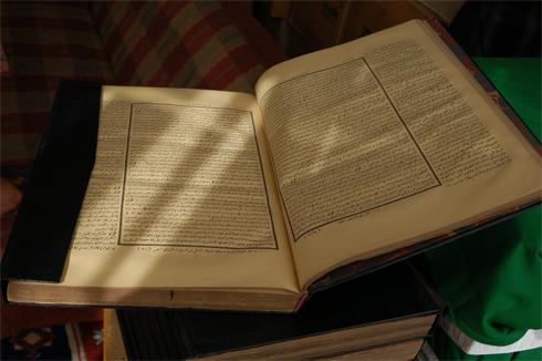 <b>RABBANİ'NİN MEKTUBATI VE 200 BİN KİTAP...</b> Hayattayken varının kitapları olduğunu söylediği babasının, ardından içinde İmam Rabbani'nin mektuplarından oluşan 'Mektubat-ı Rabbani'nin de yer aldığı 200 bin kitap bıraktığını da anlatan Öztürk, hazine olarak gördüğü  kitapları şimdilik şehir dışına çıkarmayı uygun gördüğünü de ifade etti. Babasının 'Mektubat-ı Rabbani' kitabını ezbere bildiğini ve her pazar sabahı İsmailağa Camii'nde bunun üzerine sohbet vermesinden dolay ona Mektubatçı Bayram Hoca dediklerini aktardı.