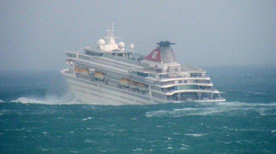 Biscay Körfezinde seyreden lüks cruise gemisi Balmoral, şiddetli fırtınaya yakalanarak 15 metreyi aşan dalgalar yüzünden batma tehlikesiyle karşılaştı.